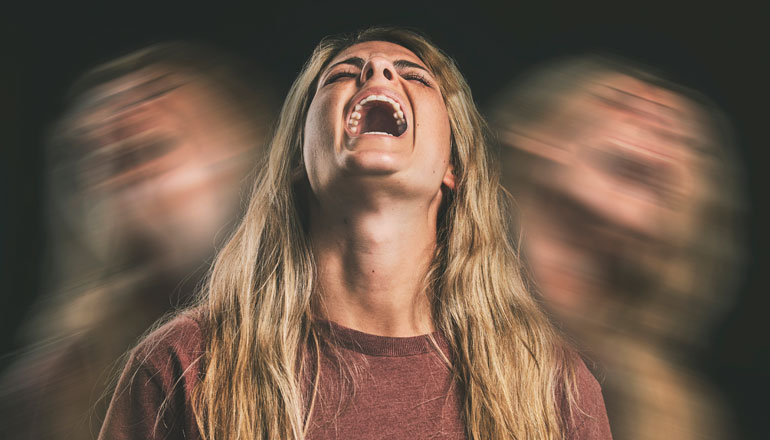 Mujer de terror, ansiedad o bipolar grita en doble exposición en un oscuro estudio de psicología y mente.
